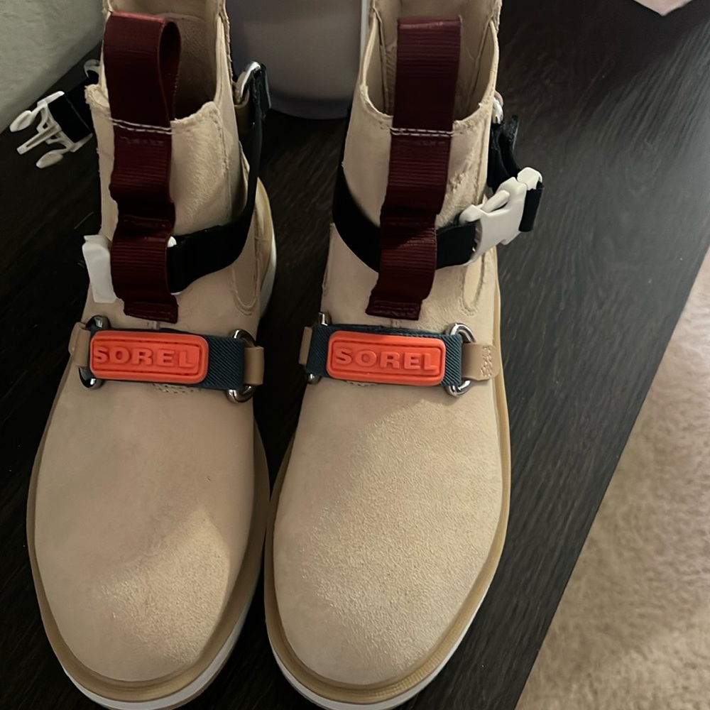 Brand New Sorel Womens Boot size 8 with tags and box. Never worn